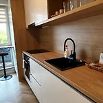 Airport Nest Private Parking, Ac And Smart Tv