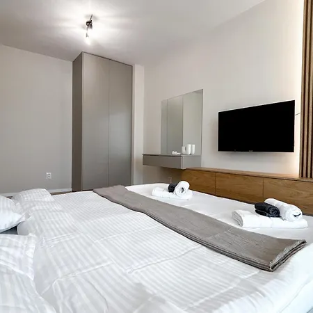 Airport Nest Private Parking, Ac And Smart Tv