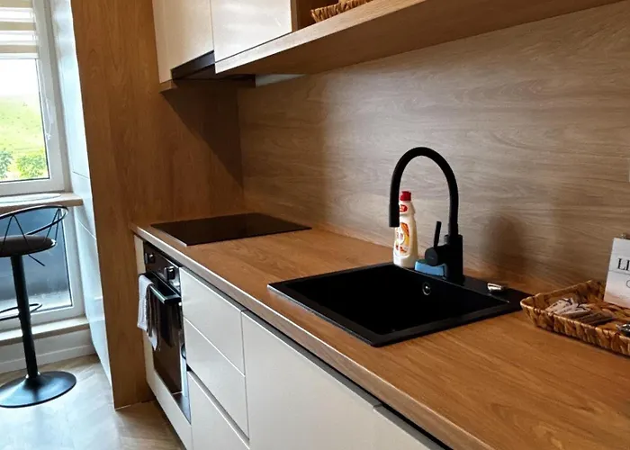 Airport Nest Private Parking, Ac And Smart Tv